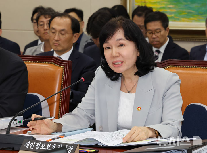 [서울=뉴시스] 배훈식 기자 = 송경희 개인정보보호위원장이 14일 오후 서울 여의도 국회에서 열린 정무위원회 국정감사에서 의원 질의에 답하고 있다. 2025.10.14. dahora83@newsis.com