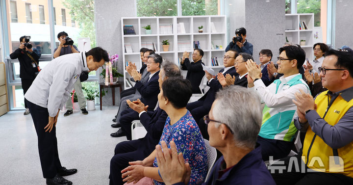 [서울=뉴시스] 박주성 기자 = 오세훈 서울시장이 14일 오후 서울 중구 해든센터에서 열린 남대문 쪽방촌 임대주택 '해든집' 입주 축하 행사에 참석해 인사를 하고 있다. 2025.10.14. park7691@newsis.com