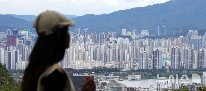[서울=뉴시스] 홍효식 기자 = 정부의 부동산 대책 발표를 앞둔 14일 서울 중구 남산에서 서울 시내 아파트 모습이 보이고 있다. 2025.10.14. yesphoto@newsis.com