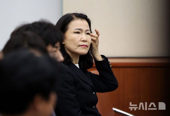 [서울=뉴시스] 김선웅 기자 = 이진숙 전 방송통신위원장이 14일 서울 여의도 국회에서 열린 과학기술정보방송통신위원회 국정감사에 증인으로 출석해 자리하고 있다. 2025.10.14. mangusta@newsis.com