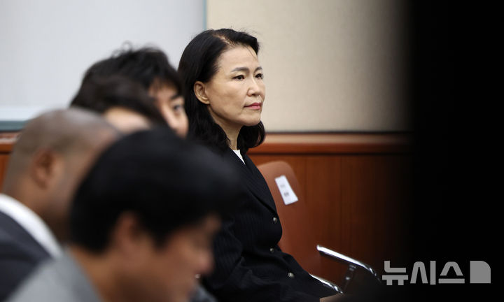 [서울=뉴시스] 김선웅 기자 = 이진숙 전 방송통신위원장이 14일 서울 여의도 국회에서 열린 과학기술정보방송통신위원회 국정감사에 증인으로 출석해 자리하고 있다. 2025.10.14. mangusta@newsis.com