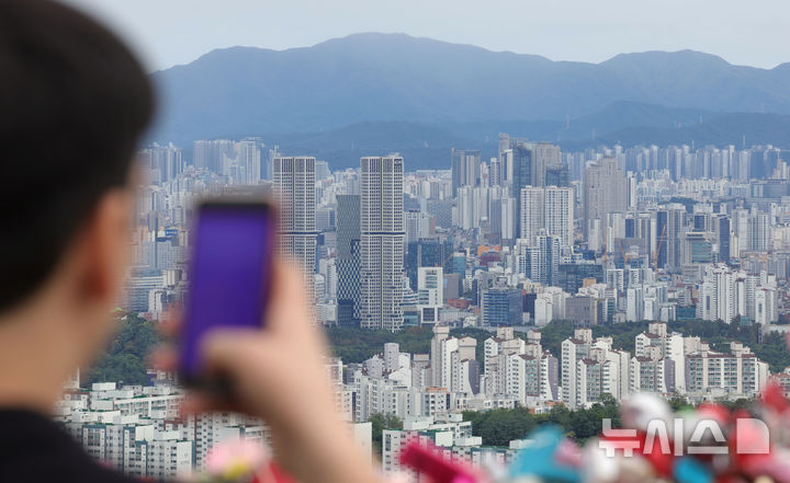 [서울=뉴시스] 홍효식 기자 = 정부의 부동산 대책 발표를 앞둔 14일 서울 중구 남산에서 서울 시내 아파트 모습이 보이고 있다. 2025.10.14. yesphoto@newsis.com