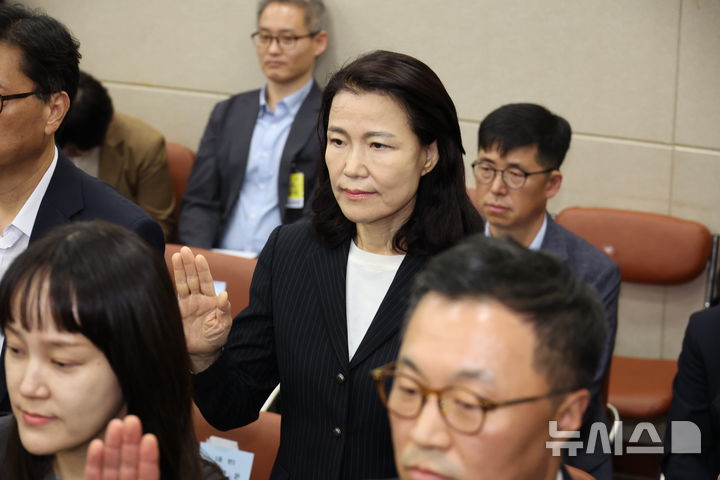 [서울=뉴시스] 김금보 기자 = 이진숙 전 방송통신위원장이 14일 서울 여의도 국회에서 열린 과학기술정보방송통신위원회 국정감사에서 증인 선서를 하고 있다. 2025.10.14. kgb@newsis.com