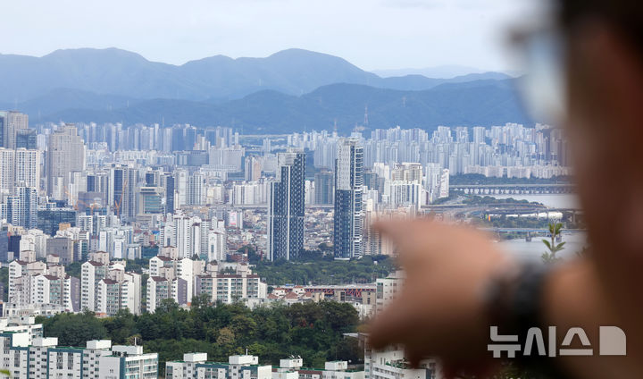 [서울=뉴시스] 홍효식 기자 = 정부의 부동산 대책 발표를 앞둔 14일 서울 중구 남산에서 서울 시내 아파트 모습이 보이고 있다. 2025.10.14. yesphoto@newsis.com