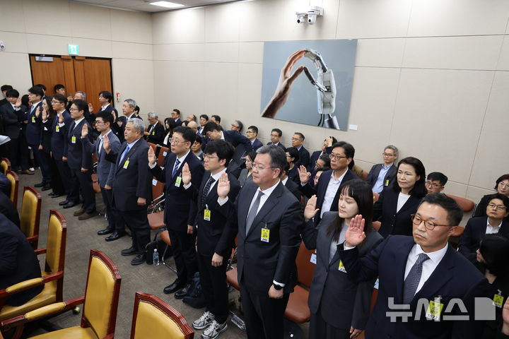 [서울=뉴시스] 김금보 기자 = 14일 서울 여의도 국회에서 열린 과학기술정보방송통신위원회 국정감사에서 일반증인들이 선서를 하고 있다. 2025.10.14. kgb@newsis.com