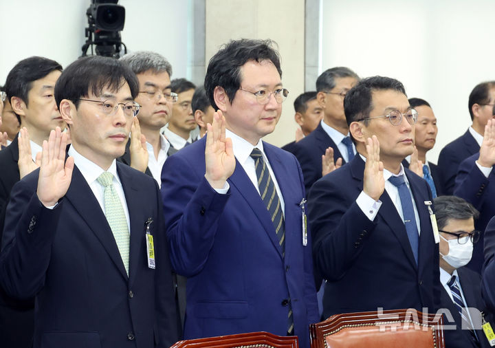 [서울=뉴시스] 고승민 기자 = 이재용 국가정보자원관리원 원장 등 증인들이 14일 서울 여의도 국회에서 열린 행정안전위원회의 행정안전부 등 국정감사에서 선서를 하고 있다. 2025.10.14. kkssmm99@newsis.com