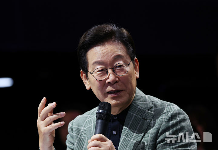 [서울=뉴시스] 고범준 기자 = 이재명 대통령이 14일 서울 동대문구 콘텐츠문화광장에서 열린 디지털토크라이브 '국민의 목소리, 정책이 되다'에서 발언을 하고 있다. (대통령실통신사진기자단) 2025.10.14. bjko@newsis.com