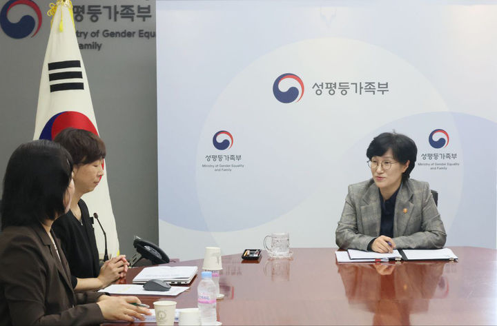 [서울=뉴시스] 원민경 성평등가족부 장관이 지난 10월 14일 서울 종로구 정부서울청사에서 전문가 간담회를 갖고 고용노동부로부터 이관받은 여성고용 관련 정책의 추진 방향에 관해 논의하고 있다. (사진=성평등가족부 제공) 2025.10.14. photo@newsis.com *재판매 및 DB 금지