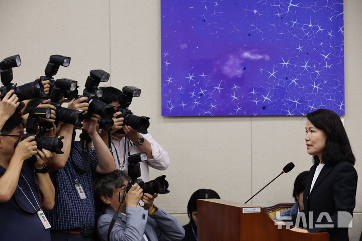 [서울=뉴시스] 김금보 기자 = 이진숙 전 방송통신위원장이 14일 서울 여의도 국회에서 열린 과학기술정보방송통신위원회 국정감사에 증인으로 출석해 의원 질의에 답하고 있다. 2025.10.14. kgb@newsis.com