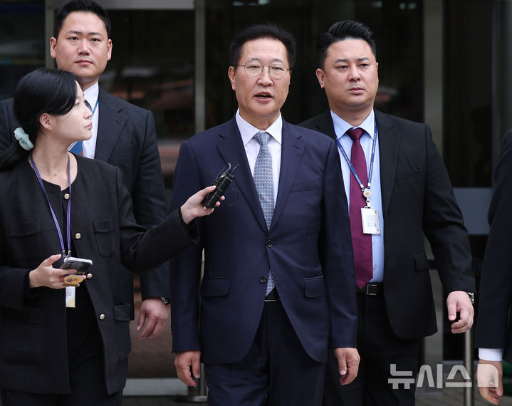 [서울=뉴시스] 김진아 기자 = 윤석열 전 대통령의 12·3 비상계엄 선포에 가담한 혐의를 받는 박성재 전 법무부 장관이 14일 서울 서초구 서울중앙지방법원에서 열린 구속 전 피의자 심문(영장실질심사)를 마친 뒤 법정을 나서고 있다. 2025.10.14. bluesoda@newsis.com