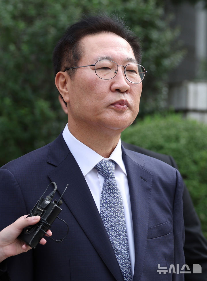 [서울=뉴시스] 김진아 기자 = 윤석열 전 대통령의 12·3 비상계엄 선포에 가담한 혐의를 받는 박성재 전 법무부 장관이 14일 서울 서초구 서울중앙지방법원에서 열린 구속 전 피의자 심문(영장실질심사)를 마친 뒤 법정을 나서고 있다. 2025.10.14. bluesoda@newsis.com