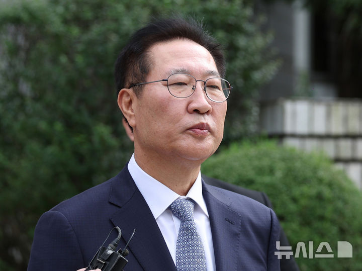 [서울=뉴시스] 김진아 기자 = 윤석열 전 대통령의 12·3 비상계엄 선포에 가담한 혐의를 받는 박성재 전 법무부 장관이 14일 서울 서초구 서울중앙지방법원에서 열린 구속 전 피의자 심문(영장실질심사)를 마친 뒤 법정을 나서고 있다. 2025.10.14. bluesoda@newsis.com