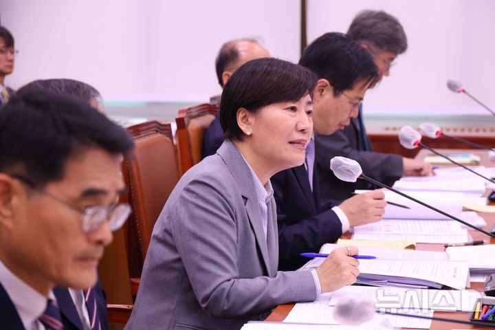 [서울=뉴시스] 조성봉 기자 = 송미령 농림축산식품부 장관이 14일 서울 여의도 국회 농림축산식품해양수산위에서 열린 농림축산식품부 등에 대한 국정감사에서 의원의 질의에 답변하고 있다. 2025.10.14. suncho21@newsis.com