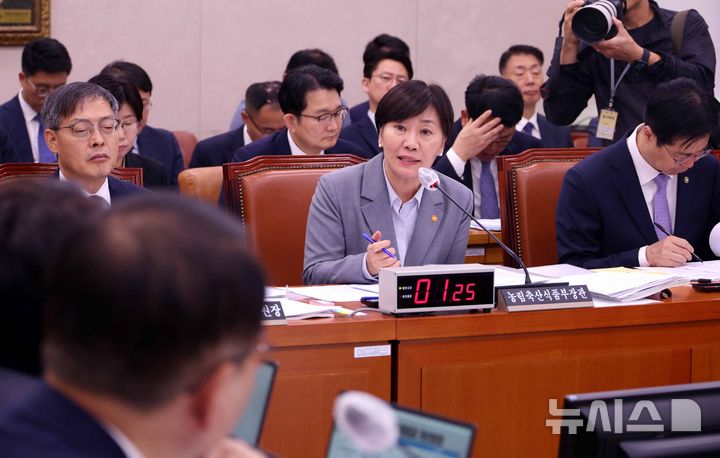 [서울=뉴시스] 조성봉 기자 = 송미령 농림축산식품부 장관이 14일 서울 여의도 국회 농림축산식품해양수산위에서 열린 농림축산식품부 등에 대한 국정감사에서 의원의 질의에 답변하고 있다. 2025.10.14. suncho21@newsis.com