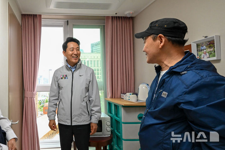 [서울=뉴시스] 박주성 기자 = 오세훈 서울시장이 14일 오후 서울 중구 해든센터에서 열린 남대문 쪽방촌 임대주택 '해든지' 입주 축하 행사에 참석해 한 임대주택을 방문해 입주민과 대화를 나누고 있다. (공동취재). 2025.10.14. photo@newsis.com