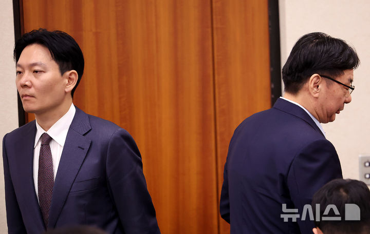 [서울=뉴시스] 국회가 더불어민주당 주도로 '윤석열 정권 정치검찰 조작기소' 국정조사 계획서를 채택하자 검찰 내부에서 "명백히 위법"이라며 지휘부의 대응을 촉구하는 반발이 제기됐다. 사진은 이화영(왼쪽) 전 경기도 평화부지사가 지난해 10월 14일 오후 서울 여의도 국회 법제사법위원회에서 열린 법무부 등에 대한 국정감사에서 답변을 마치고 과거 자신의 대북 송금 사건을 수사했던 박상용 법무연수원 교수를 지나쳐 자리로 돌아가고 있는 모습. (사진=뉴시스DB). 2026.03.23. photo@newsis.com