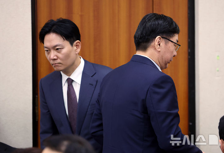 [서울=뉴시스] 김명년 기자 = 이화영(왼쪽) 전 경기도 평화부지사가 14일 오후 서울 여의도 국회 법제사법위원회에서 열린 법무부 등에 대한 국정감사에서 답변을 마치고 과거 자신의 대북 송금 사건을 수사했던 박상용 법무연수원 교수를 지나쳐 자리로 돌아가고 있다. 2025.10.14. kmn@newsis.com
