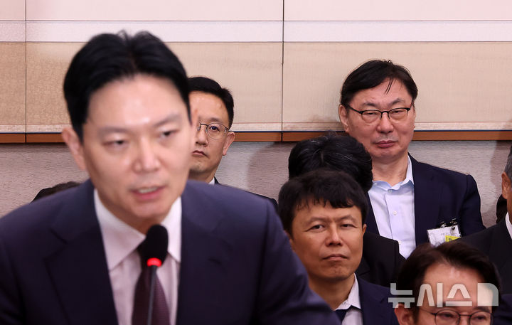 [서울=뉴시스] 김명년 기자 = 이화영 전 경기도 평화부지사가 14일 오후 서울 여의도 국회 법제사법위원회에서 열린 법무부 등에 대한 국정감사에서 과거 자신의 대북 송금 사건을 수사했던 박상용 법무연수원 교수를 바라보고 있다. 2025.10.14. kmn@newsis.com