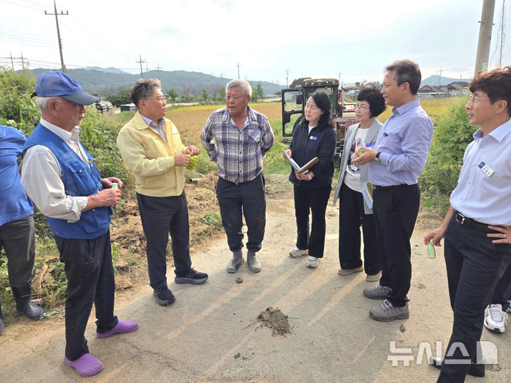 [영광=뉴시스] 장세일 전남 영광군수(왼쪽 두번째)가 13일 벼 깨씨무늬병 확산으로 피해를 본 수확 현장을 방문해 실태를 점검하고 볏짚환원사업 확대를 약속하고 있다. (사진=영광군 제공) 2025.10.14. photo@newsis.com *재판매 및 DB 금지