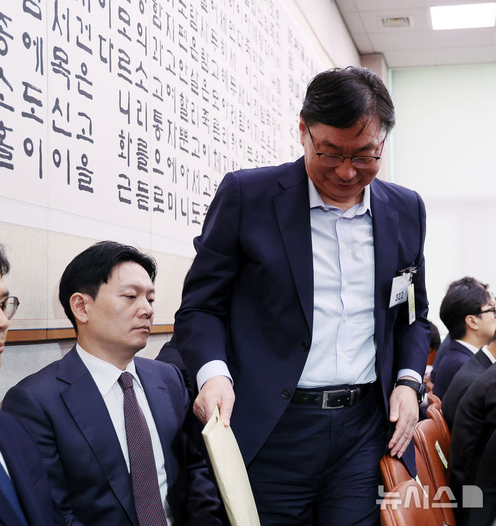 [서울=뉴시스] 김명년 기자 = 이화영 전 경기도 평화부지사가 14일 오후 서울 여의도 국회 법제사법위원회에서 열린 법무부 등에 대한 국정감사에서 질의 답변을 위해 과거 자신의 대북 송금 사건을 수사했던 박상용 법무연수원 교수를 지나쳐 발언대로 향하고 있다. 2025.10.14. kmn@newsis.com