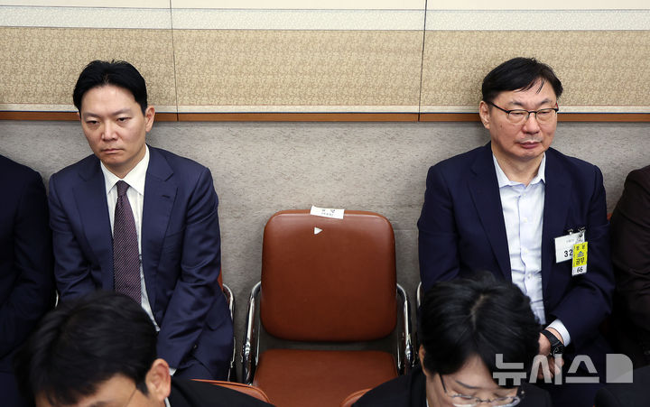 [서울=뉴시스] 김명년 기자 = 이화영 전 경기도 평화부지사가 14일 오후 서울 여의도 국회 법제사법위원회에서 열린 법무부 등에 대한 국정감사에서 자신의 대북 송금 사건을 수사했던 박상용 법무연수원 교수와 자리에 앉아 있다. 2025.10.14. kmn@newsis.com