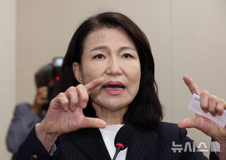 [서울=뉴시스] 김금보 기자 = 이진숙 전 방송통신위원장이 14일 서울 여의도 국회에서 열린 과학기술정보방송통신위원회 국정감사에 증인으로 출석해 의원 질의에 답하고 있다. 2025.10.14. kgb@newsis.com