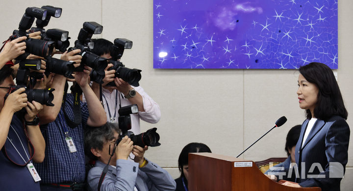 [서울=뉴시스] 김금보 기자 = 이진숙 전 방송통신위원장이 14일 서울 여의도 국회에서 열린 과학기술정보방송통신위원회 국정감사에 증인으로 출석해 의원 질의에 답하고 있다. 2025.10.14. kgb@newsis.com