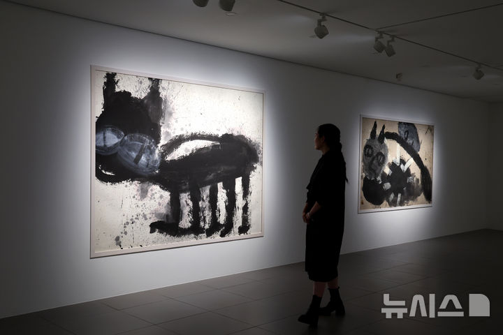 [서울=뉴시스] 박진희 기자 = 현대화랑은 개관 55주년을 맞아 재독 화가 노은님(1946~2022) 특별 회고전 ‘노은님 빨간 새와 함께 With The Red Bird’ 언론공개회를 14일 서울 종로구 현대화랑에서 갖고 작가의 1980~90년대 대표작 15점을 선별해 선보이고 있다. 2025.10.14. pak7130@newsis.com