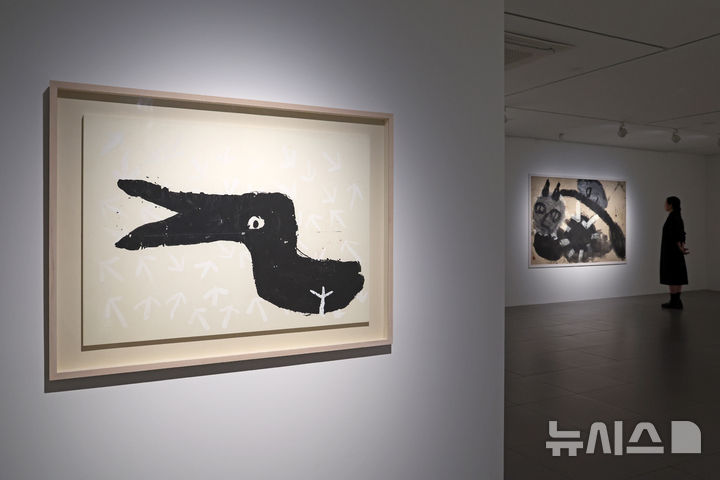 [서울=뉴시스] 박진희 기자 = 현대화랑은 개관 55주년을 맞아 재독 화가 노은님(1946~2022) 특별 회고전 ‘노은님 빨간 새와 함께 With The Red Bird’ 언론공개회를 14일 서울 종로구 현대화랑에서 갖고 작가의 1980~90년대 대표작 15점을 선별해 선보이고 있다. 2025.10.14. pak7130@newsis.com