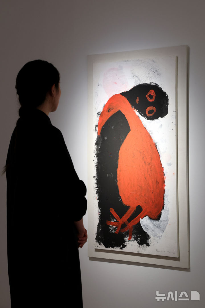 [서울=뉴시스] 박진희 기자 = 현대화랑은 개관 55주년을 맞아 재독 화가 노은님(1946~2022) 특별 회고전 ‘노은님 빨간 새와 함께 With The Red Bird’ 언론공개회를 14일 서울 종로구 현대화랑에서 갖고 작가의 1980~90년대 대표작 '빨간 새와 함께'를 선보이고 있다. 2025.10.14. pak7130@newsis.com