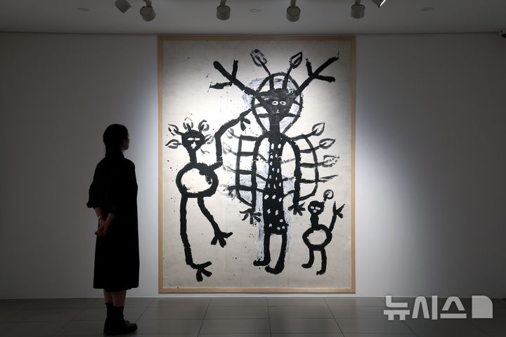 [서울=뉴시스] 박진희 기자 = 현대화랑은 개관 55주년을 맞아 재독 화가 노은님(1946~2022) 특별 회고전 ‘노은님 빨간 새와 함께 With The Red Bird’ 언론공개회를 14일 서울 종로구 현대화랑에서 갖고 작가의 1980~90년대 대표작 '나무 가족'을 선보이고 있다. 2025.10.14. pak7130@newsis.com