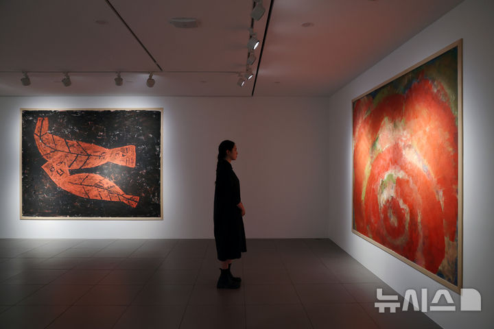 [서울=뉴시스] 박진희 기자 = 현대화랑은 개관 55주년을 맞아 재독 화가 노은님(1946~2022) 특별 회고전 ‘노은님 빨간 새와 함께 With The Red Bird’ 언론공개회를 14일 서울 종로구 현대화랑에서 갖고 작가의 1980~90년대 대표작 15점을 선별해 선보이고 있다. 2025.10.14. pak7130@newsis.com