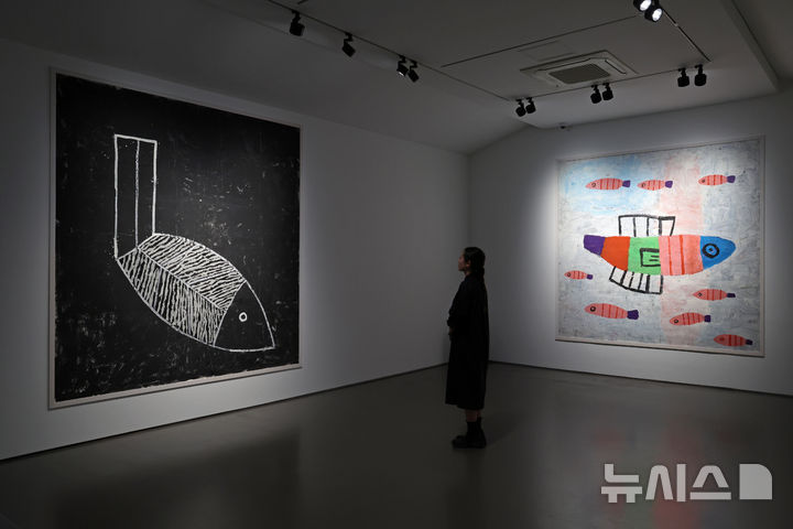 [서울=뉴시스] 박진희 기자 = 현대화랑은 개관 55주년을 맞아 재독 화가 노은님(1946~2022) 특별 회고전 ‘노은님 빨간 새와 함께 With The Red Bird’ 언론공개회를 14일 서울 종로구 현대화랑에서 갖고 작가의 1980~90년대 대표작 '큰 물고기 하나'(왼쪽)과 '큰 물고기 식구들'을 선보이고 있다. 2025.10.14. pak7130@newsis.com