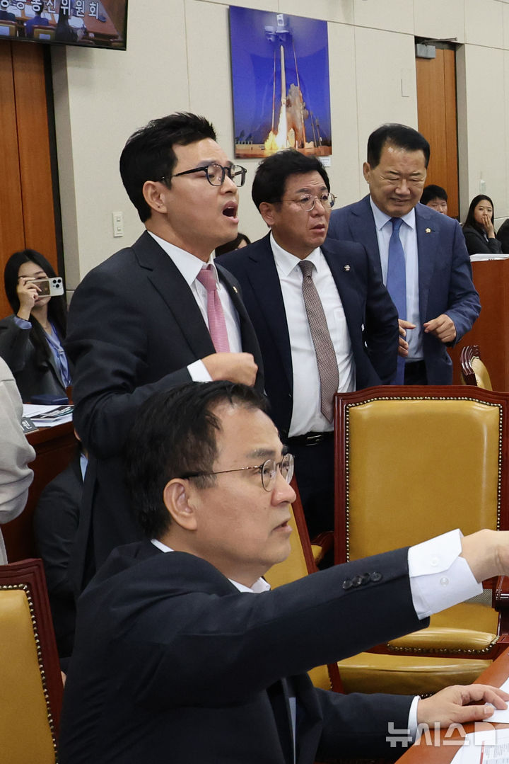 [서울=뉴시스] 김금보 기자 = 박정훈 국민의힘 의원이 14일 서울 여의도 국회에서 열린 과학기술정보방송통신위원회 국정감사에서 김우영 더불어민주당 의원과 언쟁을 하고 있다. 2025.10.14. kgb@newsis.com