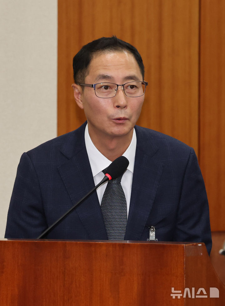 [서울=뉴시스] 배훈식 기자 = 김명규(왼쪽) 쿠팡 이츠 대표가 14일 오후 서울 여의도 국회에서 열린 정무위원회 국정감사에서 의원 질의에 답변하고 있다. 2025.10.14. dahora83@newsis.com