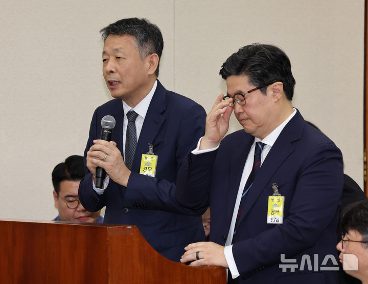[서울=뉴시스] 배훈식 기자 = 김광일 홈플러스 대표이사가 14일 오후 서울 여의도 국회에서 열린 정무위원회 국정감사에서 의원 질의에 답변하고 있다. 오른쪽은 김병주 MBK파트너스 회장. 2025.10.14. dahora83@newsis.com
