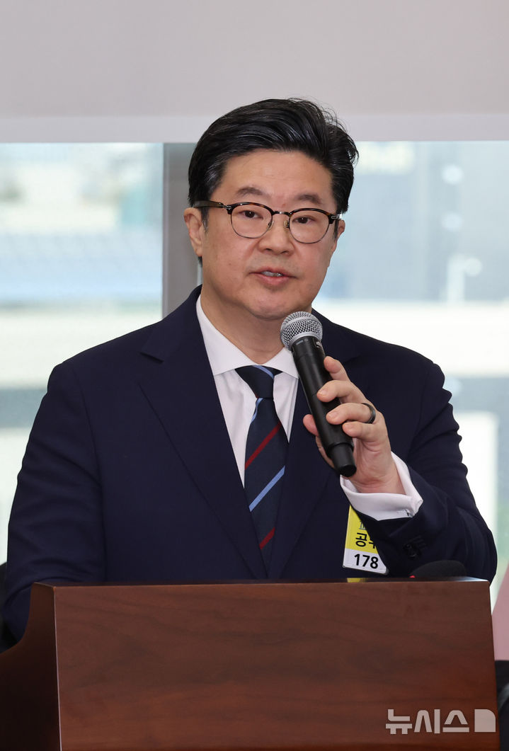 [서울=뉴시스] 배훈식 기자 = 김병주 MBK파트너스 회장이 14일 오후 서울 여의도 국회에서 열린 정무위원회 국정감사에서 의원 질의에 답변하고 있다. 2025.10.14. dahora83@newsis.com