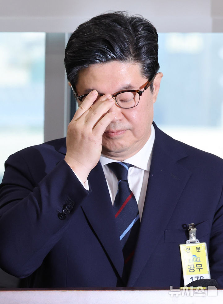 [서울=뉴시스] 배훈식 기자 = 김병주 MBK파트너스 회장이 14일 오후 서울 여의도 국회에서 열린 정무위원회 국정감사에서 안경을 고쳐쓰고 있다. 2025.10.14. dahora83@newsis.com