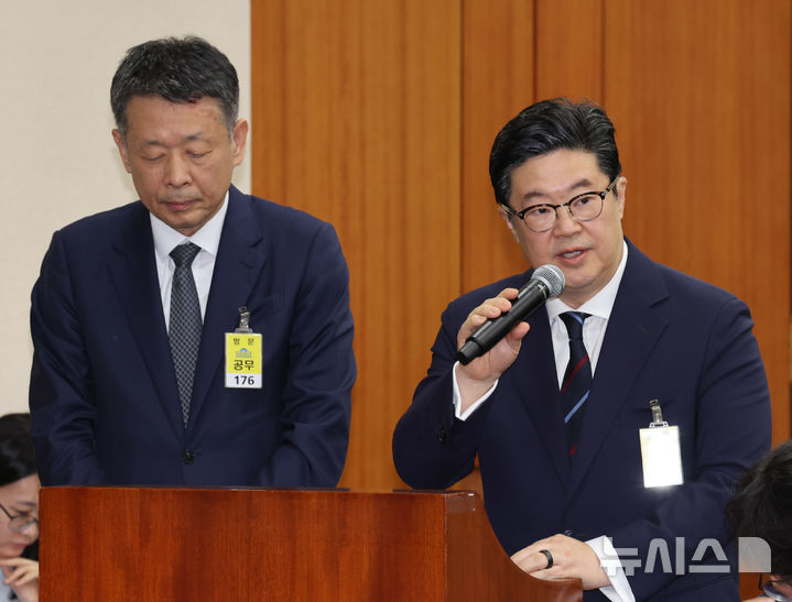 [서울=뉴시스] 배훈식 기자 = 김병주 MBK파트너스 회장이 14일 오후 서울 여의도 국회에서 열린 정무위원회 국정감사에서 의원 질의에 답변하고 있다. 왼쪽은 김광일 홈플러스 대표이사. 2025.10.14. dahora83@newsis.com