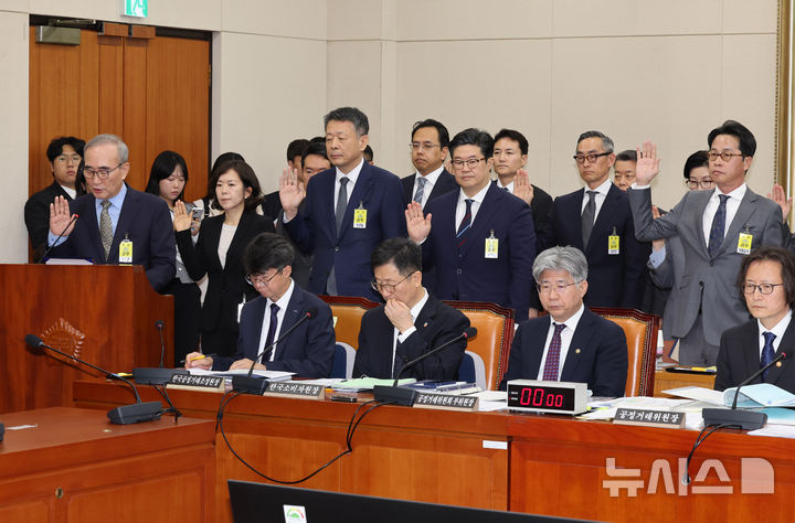 [서울=뉴시스] 배훈식 기자 = 김영섭 KT 대표이사를 비롯한 증인들이 14일 오후 서울 여의도 국회에서 열린 정무위원회 국정감사에서 증인 선서를 하고 있다. 왼쪽부터 김 KT 대표이사, 황성혜 구글 부사장, 김광일 홈플러스 대표이사, 김병주 MBK파트너스 회장, 조좌진 롯데카드 대표이사. 2025.10.14. dahora83@newsis.com