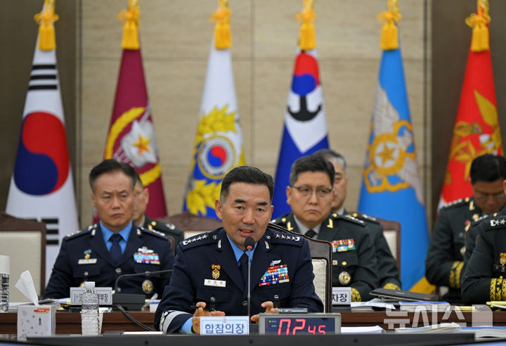 [서울=뉴시스] 국회사진기자단 = 진영승 합동참모본부 의장이 14일 오전 서울 용산구 합동참모본부에서 열린 열린 국회 국방위원회의 합동참모본부에 대한 국정감사에서 의원들의 질의에 답변하고 있다. 2025.10.14. photo@newsis.com