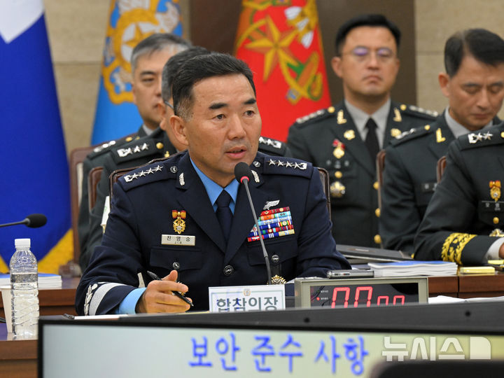[서울=뉴시스] 국회사진기자단 = 진영승 합동참모본부 의장이 14일 오전 서울 용산구 합동참모본부에서 열린 열린 국회 국방위원회의 합동참모본부에 대한 국정감사에서 북한의 새로운 무기에 대한 질의에 답변하고 있다. 2025.10.14. photo@newsis.com