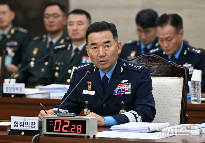 [서울=뉴시스] 국회사진기자단 = 진영승 합동참모본부 의장이 14일 서울 용산구 합동참모본부에서 열린 2025년 국정감사에서 의원들의 질의에 대답하고 있다. 2025.10.14. photo@newsis.com