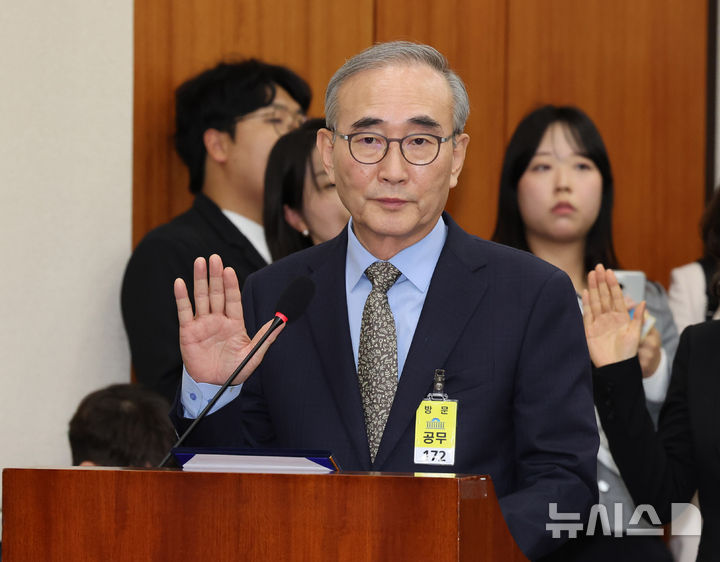 [서울=뉴시스] 배훈식 기자 = 김영섭 KT 대표이사가 14일 오후 서울 여의도 국회에서 열린 정무위원회 국정감사에서 증인 선서를 하고 있다. 2025.10.14. dahora83@newsis.com