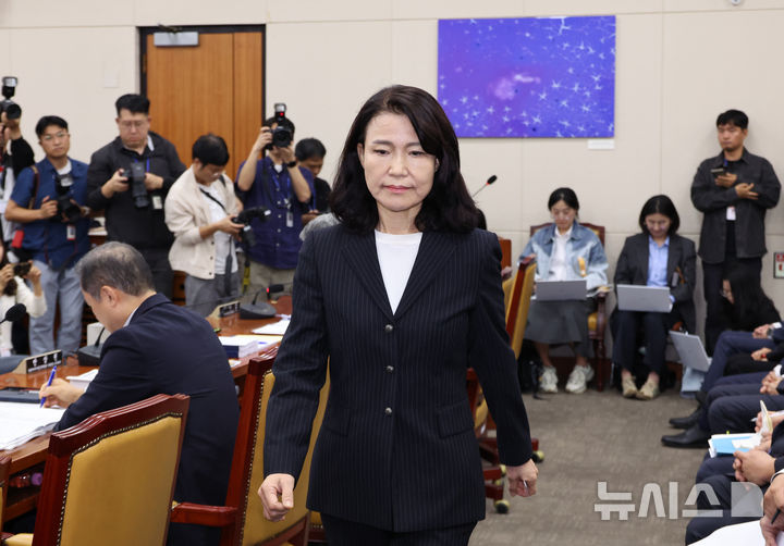 [서울=뉴시스] 김금보 기자 = 이진숙 전 방송통신위원장이 14일 서울 여의도 국회에서 열린 과학기술정보방송통신위원회 국정감사에 증인으로 출석해 의원 질의에 답을 마친 후 자리로 돌어가고 있다. 2025.10.14. kgb@newsis.com