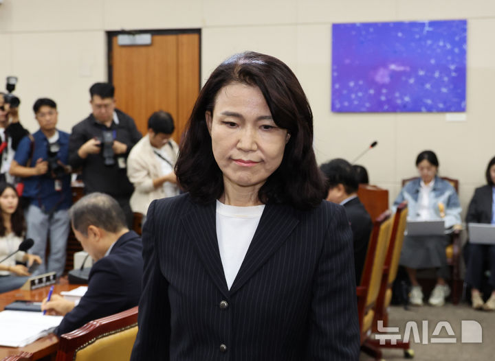 [서울=뉴시스] 김금보 기자 = 이진숙 전 방송통신위원장이 14일 서울 여의도 국회에서 열린 과학기술정보방송통신위원회 국정감사에 증인으로 출석해 의원 질의에 답을 마친 후 자리로 돌어가고 있다. 2025.10.14. kgb@newsis.com