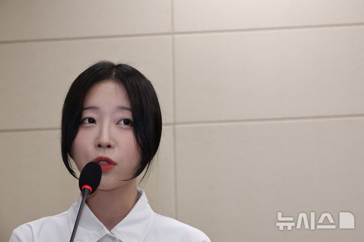 [서울=뉴시스] 김금보 기자 = 유튜버 쯔양(박정원)이 14일 서울 여의도 국회에서 열린 과학기술정보방송통신위원회 국정감사에 사이버 렉카 피해 참고인으로 출석해 의원 질의에 답하고 있다. 2025.10.14. kgb@newsis.com