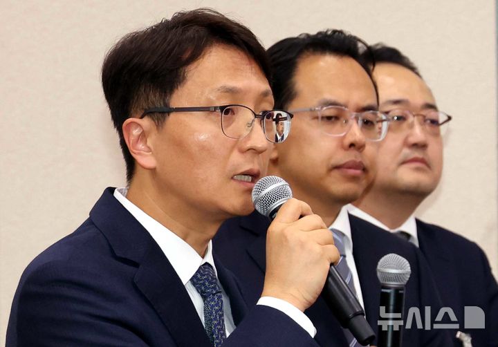 [서울=뉴시스] 조성봉 기자 = 박대준(왼쪽) 쿠팡 대표이사가 14일 서울 여의도 국회 산업통상자원중소벤처기업위원회에서 열린 중소벤처기업부 등 국정감사에서 의원의 질의에 답변하고 있다. 2025.10.14. suncho21@newsis.com