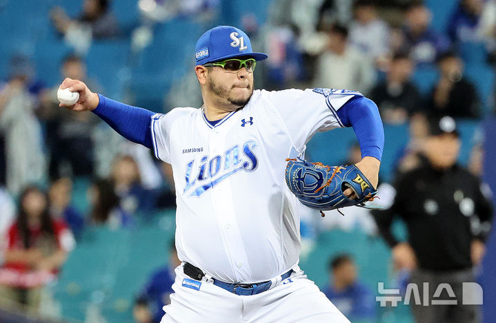 [대구=뉴시스] 이무열 기자 = 14일 대구 수성구 삼성라이온즈파크에서 열린 2025 신한 SOL 뱅크 KBO 포스트시즌 준플레이오프 4차전 SSG 랜더스와 삼성 라이온즈의 경기, 1회초 삼성 선발투수 후라도가 공을 던지고 있다. 2025.10.14. lmy@newsis.com