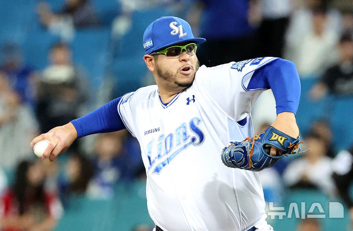 [대구=뉴시스] 이무열 기자 = 14일 대구 수성구 삼성라이온즈파크에서 열린 2025 신한 SOL 뱅크 KBO 포스트시즌 준플레이오프 4차전 SSG 랜더스와 삼성 라이온즈의 경기, 1회초 삼성 선발투수 후라도가 공을 던지고 있다. 2025.10.14. lmy@newsis.com
